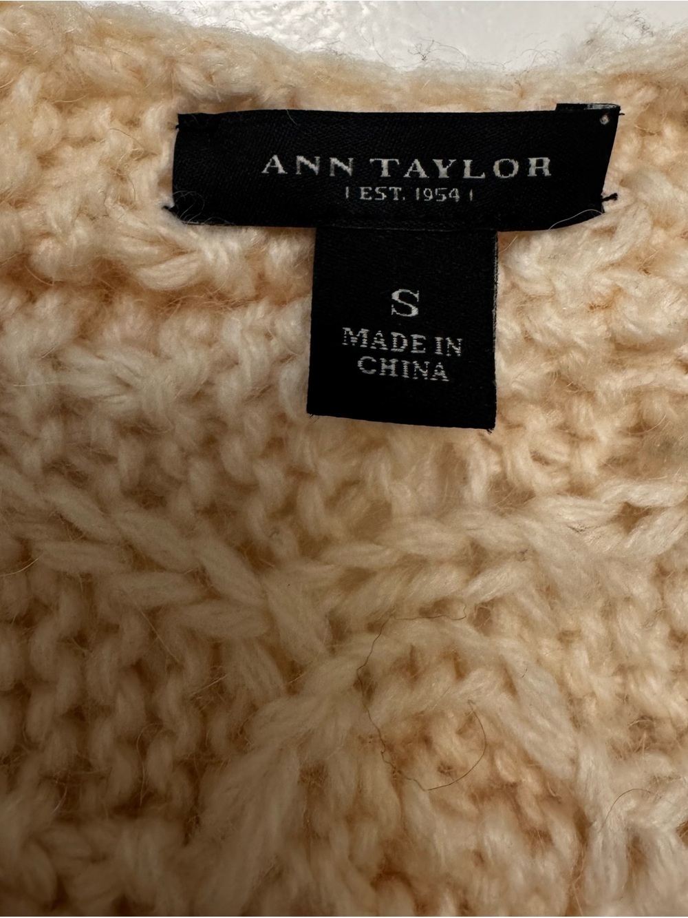Ann Taylor Women's Cream cable knit cardigan 
Sz S